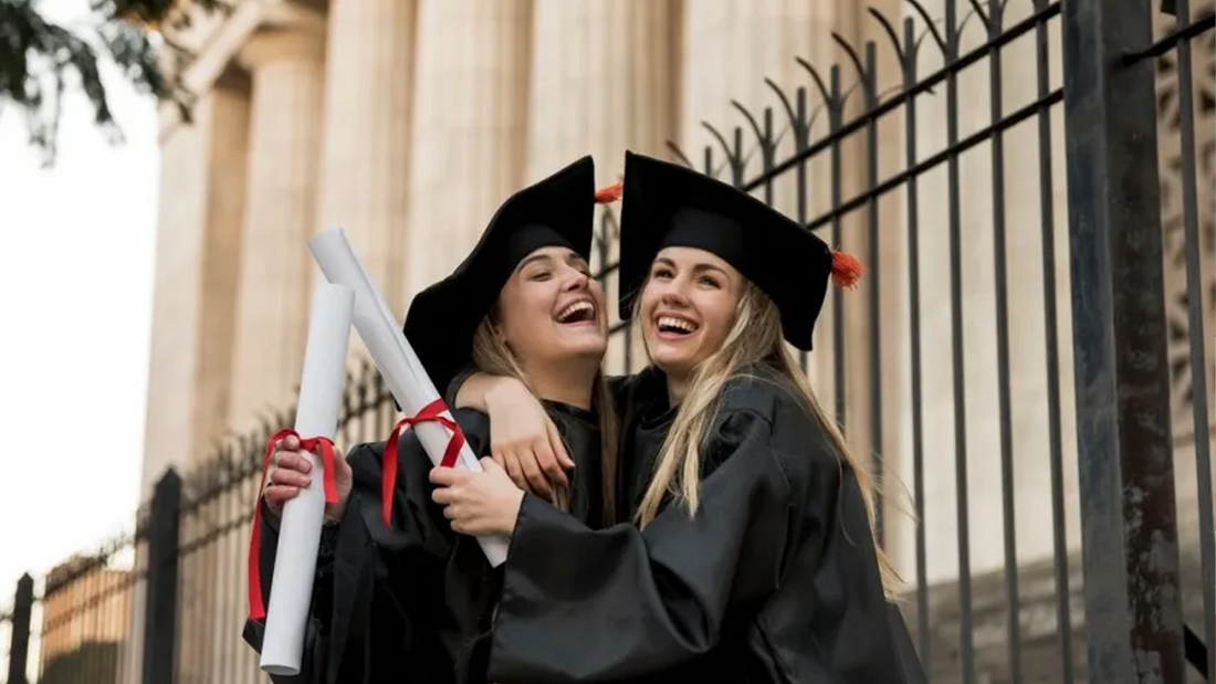 Foto wisuda indoor dan outdoor