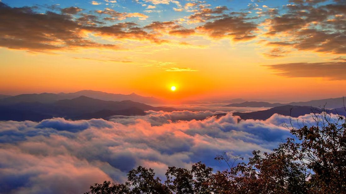 Foto sunrise dari puncak gunung