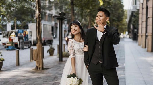 Pose foto prewedding untuk dicetak di photobook