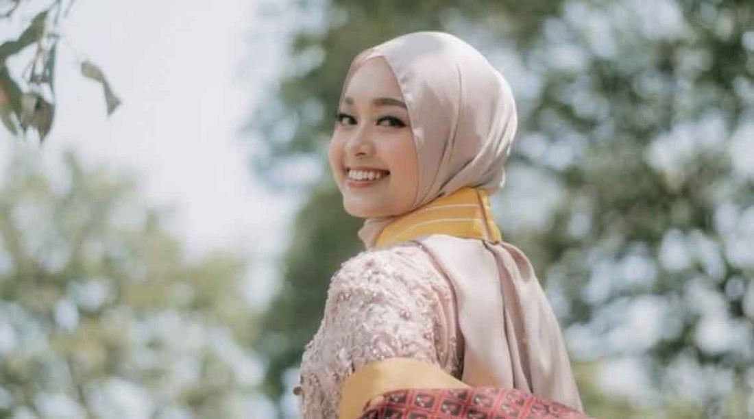 gaya foto wisuda​